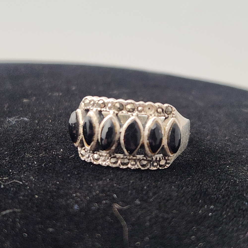 Elegant Silver and Black Women's Ring